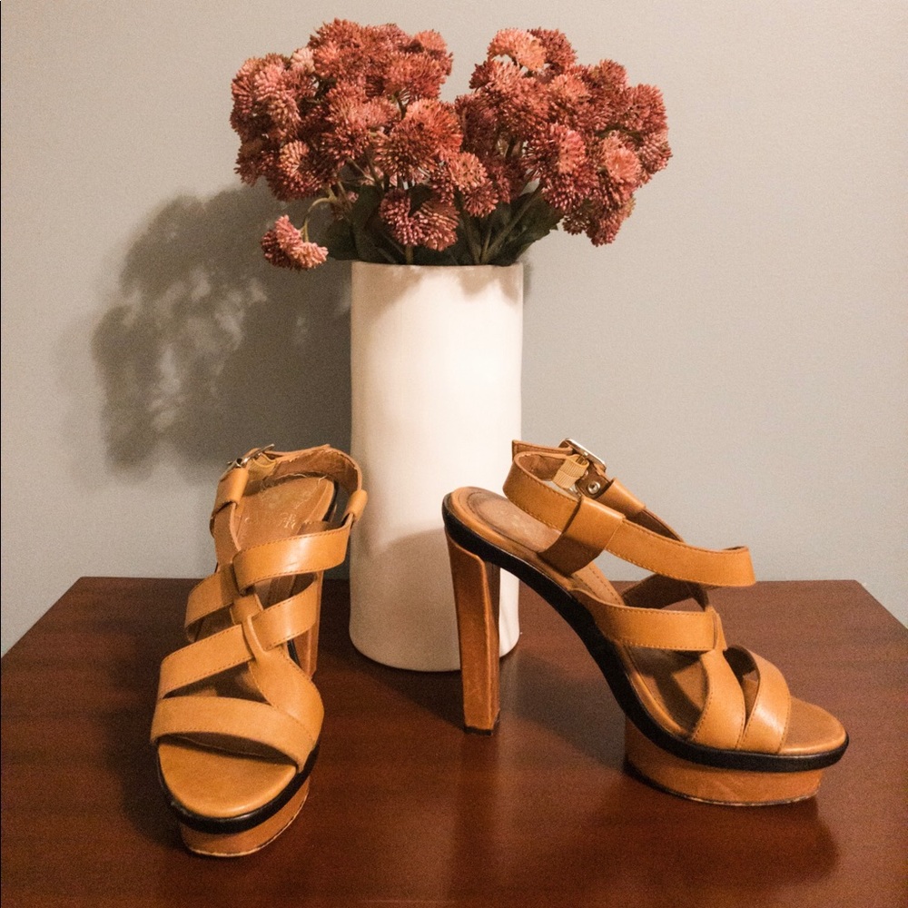 Vince Camuto Strappy Heeled Sandals. Size 7.